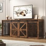 jiteentarou87In Farmhouse Dog Crate TV Stand, Wooden Dog Kennel Furniture with Sliding Metal Mesh Barn Door, Large Dog Crate Furniture for 2 Dogs, Solid Metal Tube & 2 Lockable Doors, Rustic Brown