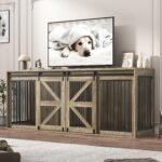 jiteentarou87In Farmhouse Dog Crate TV Stand, Wooden Dog Kennel Furniture with Sliding Metal Mesh Barn Door, Large Dog Crate Furniture for 2 Dogs, Solid Metal Tube & 2 Lockable Doors, Light Grey
